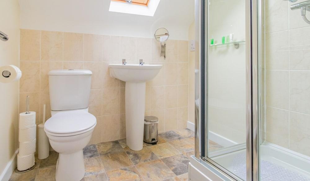 House of Emperor by Your Lettings UK - Bathroom