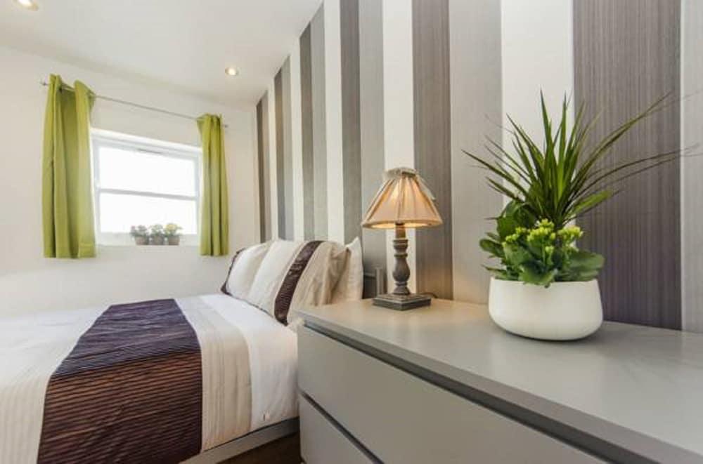 Grand Apartments Fulham Palace - Featured Image