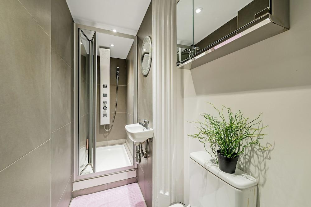 Clarincarde Gardens Apartment - Bathroom