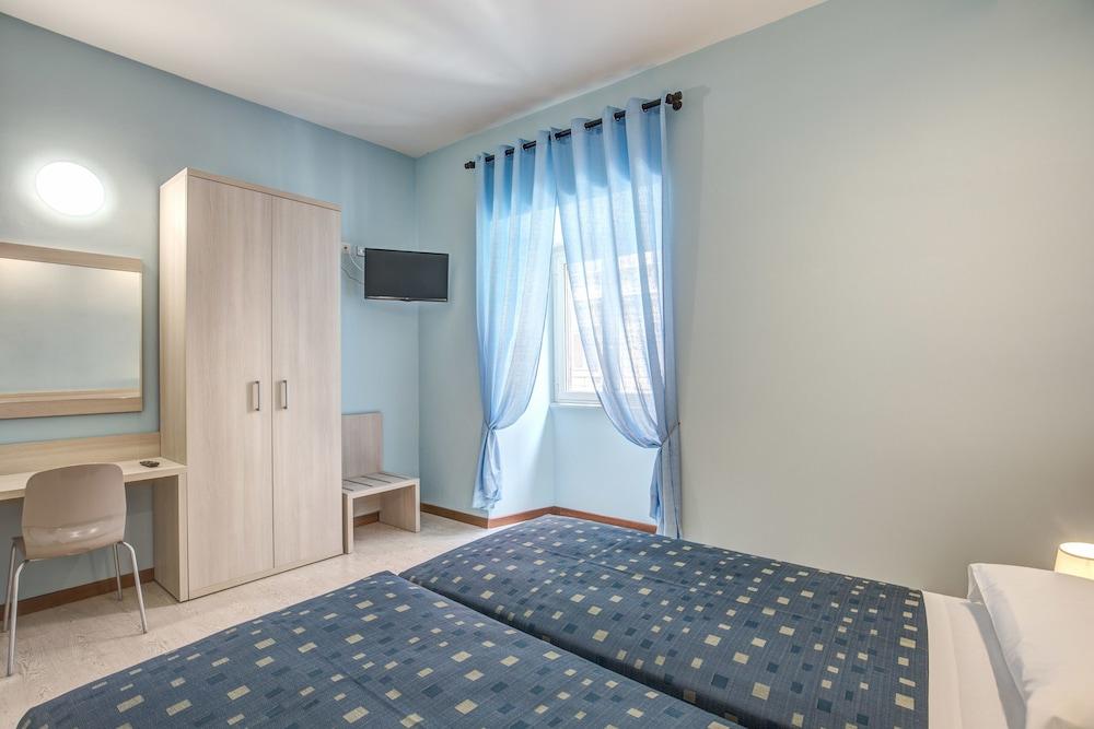 Hotel Nuova Monaco - Guestroom