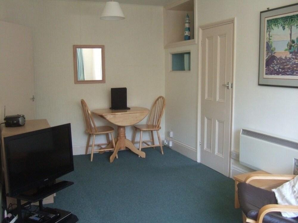 Woodcliffe Holiday Apartments - Room
