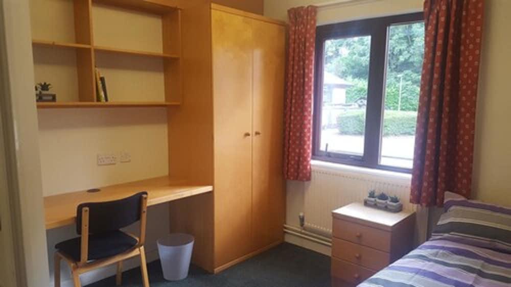 Oxley Hall – Campus Residence - Room