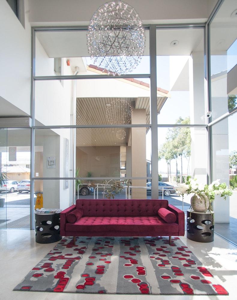 Ramada Hotel & Suites Sydney Cabramatta - Lobby Sitting Area
