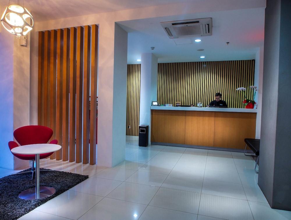 M Hotel Jakarta - Reception
