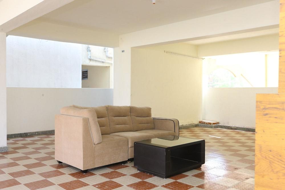 OYO 10701 Moukthi Apartment - Lobby Sitting Area