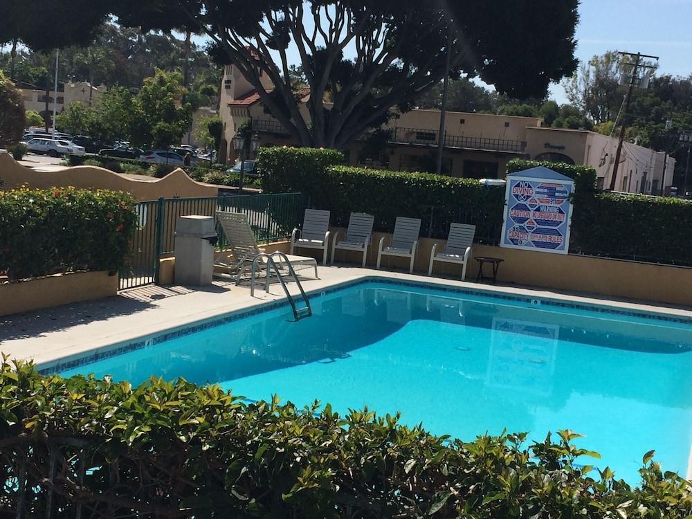 Oasis Inn & Suites - Outdoor Pool