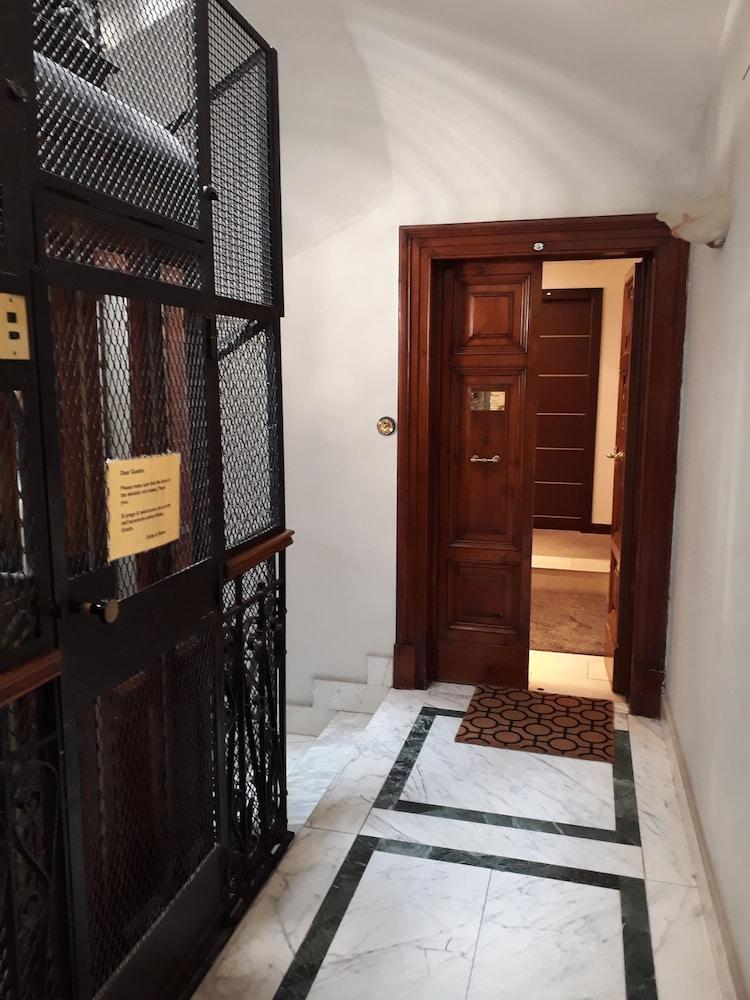 Residenza Cola di Rienzo - Suite in Rome - Interior Entrance