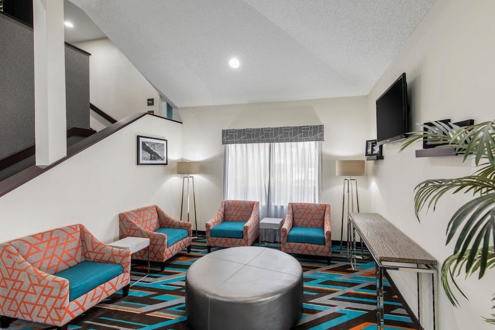 Clarion Inn & Suites DFW North - Lobby