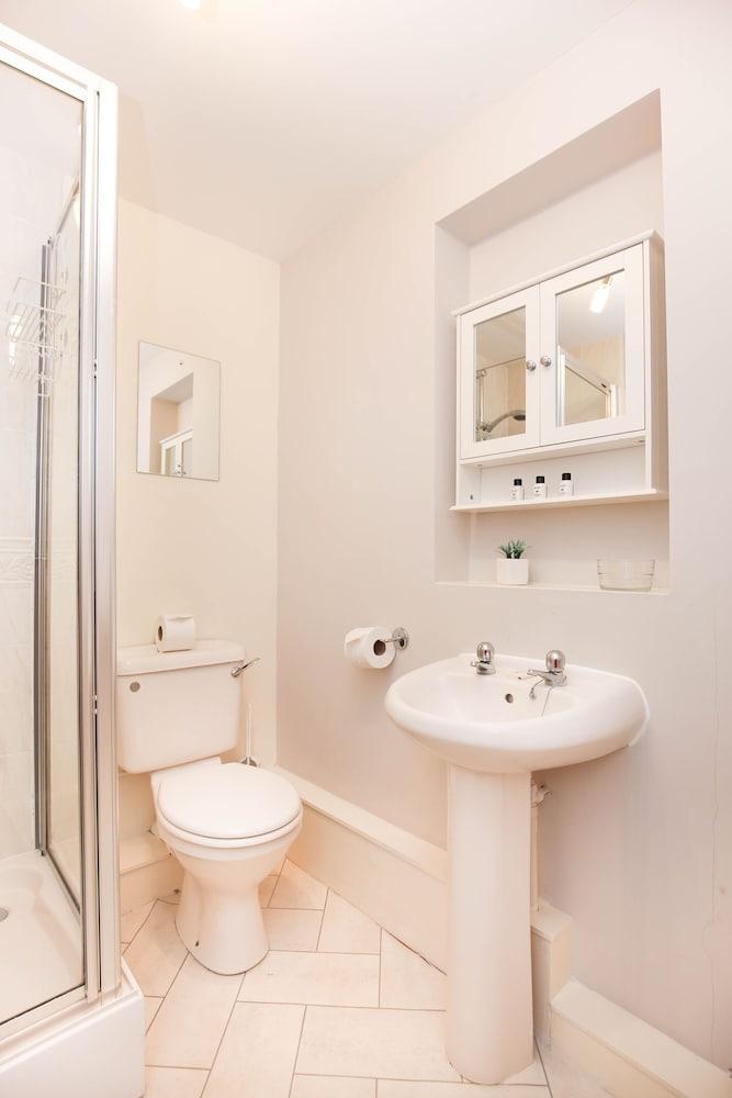 Week2Week Fantastic Tynemouth Apartment with 2 Bathrooms - Bathroom Shower