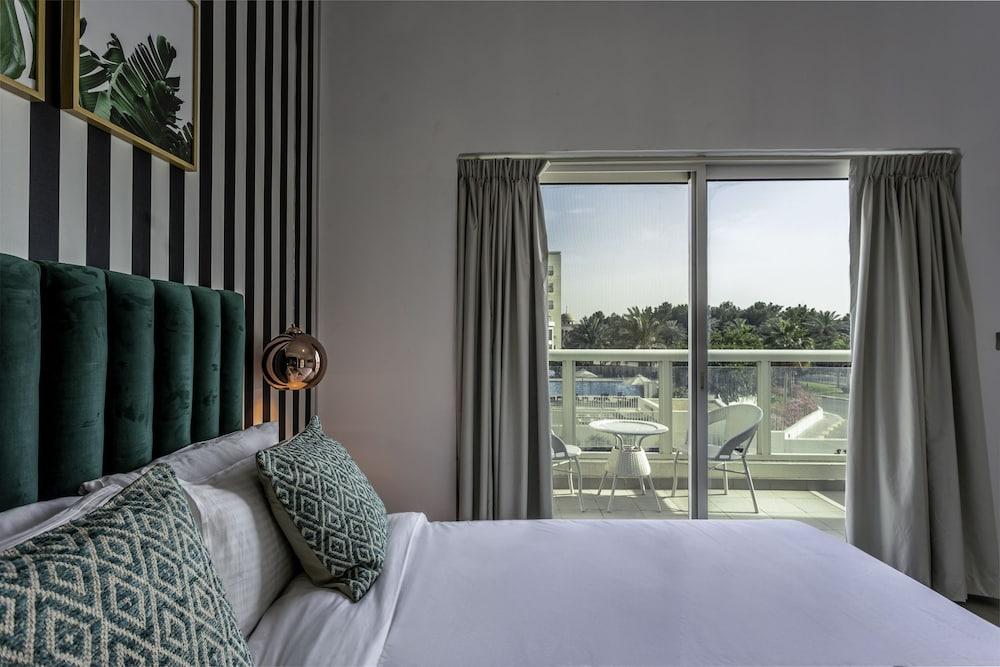 One Perfect Stay - Jumeirah Heights - Room