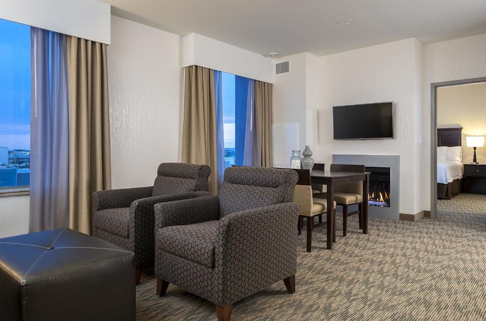 Hampton Inn & Suites by Hilton, Airdrie, AB, Canada - Lobby Sitting Area