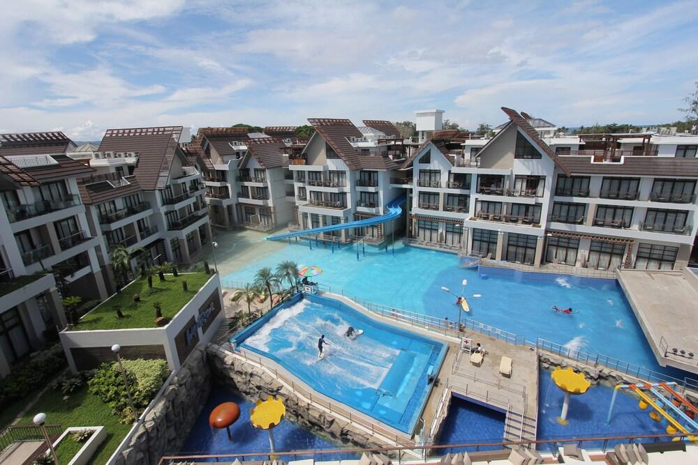 Crown Regency Resort & Convention Center - Pool