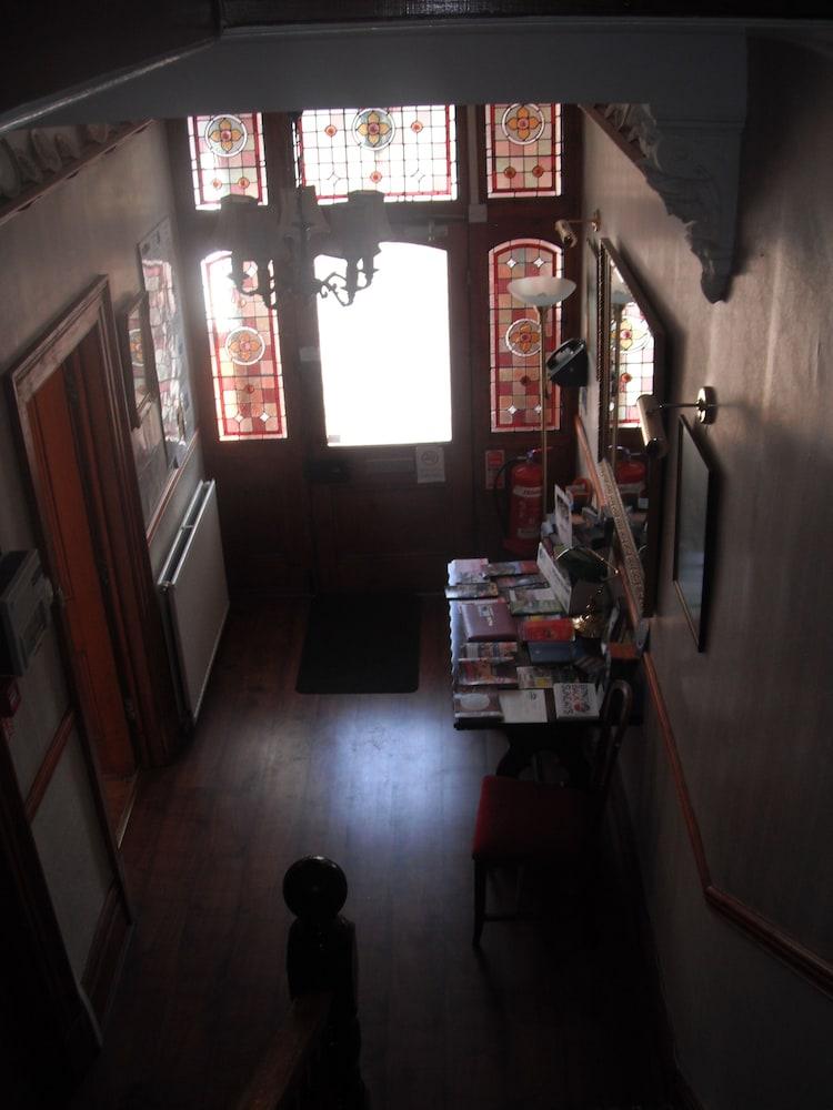 بومان لودج - Interior Entrance