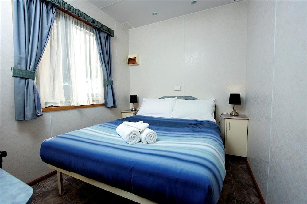 Lakes And Craters Holiday Park - Room