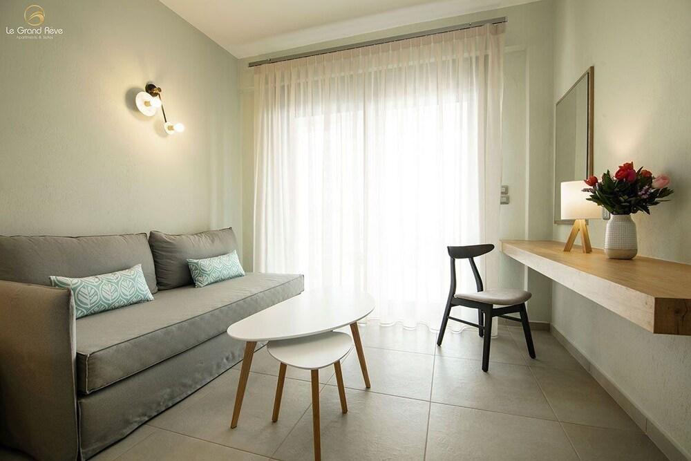 Le Grand Reve Apartments & Luxury Suites - Room