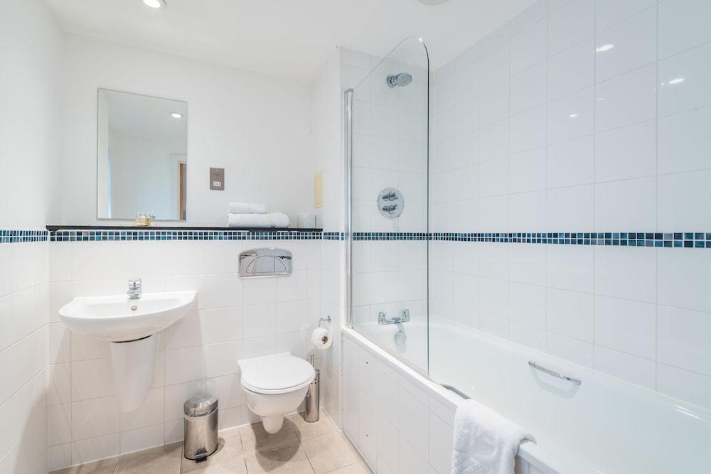 Marlin Apartments Commercial Road - Limehouse - Bathroom