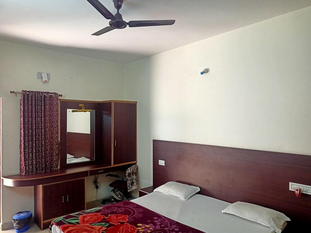 Madha Home Resorts - Room