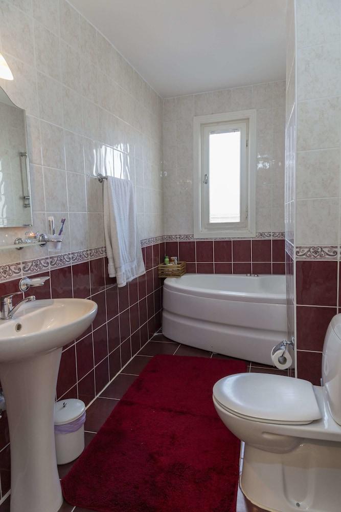 Villa Myra - Bathroom
