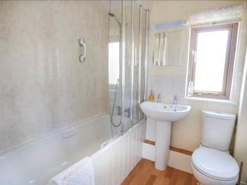 Meadowsweet Cottage - Bathroom