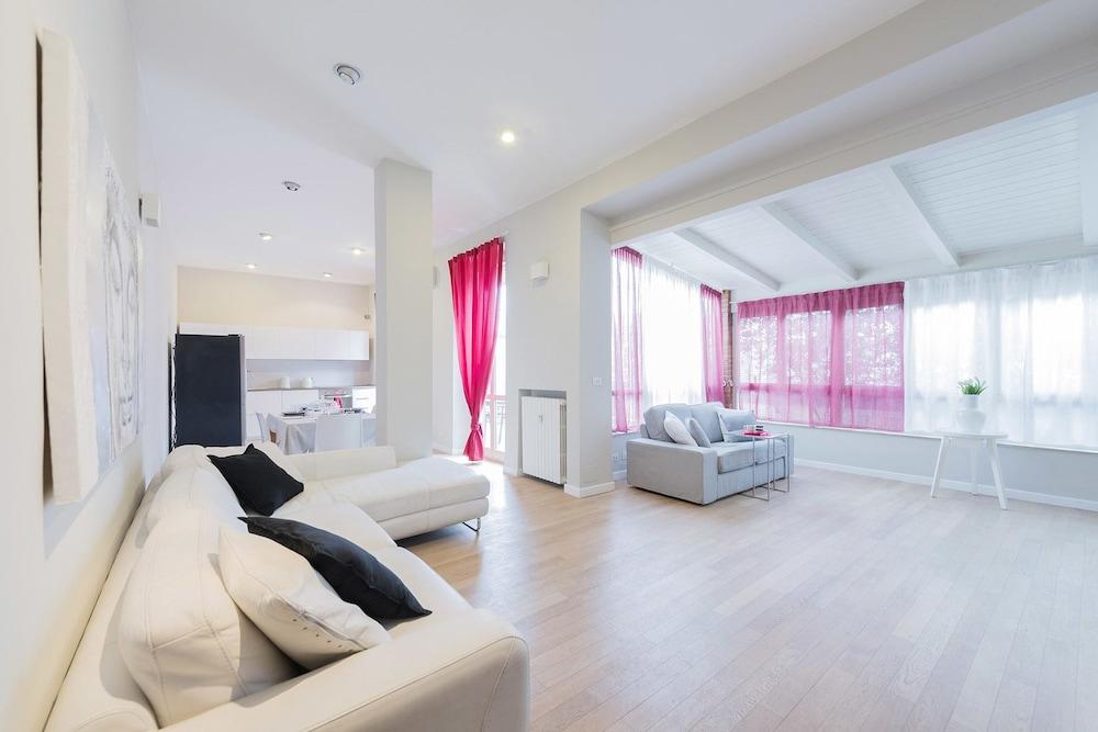 Be Apartments Donatello - Living Room
