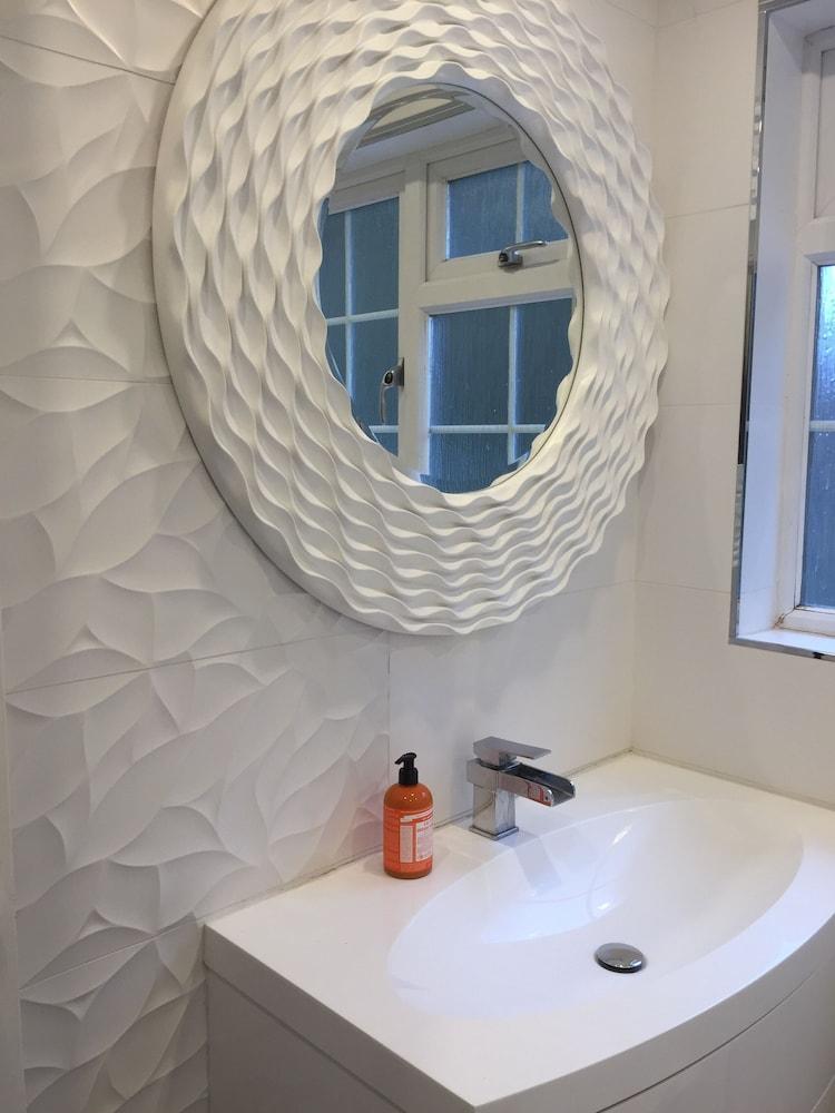 Exclusive Weybridge Home - Bathroom