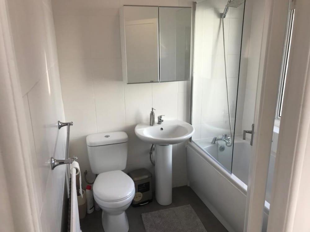 Impeccable 2-bed Cottage in Dagenham - Bathroom