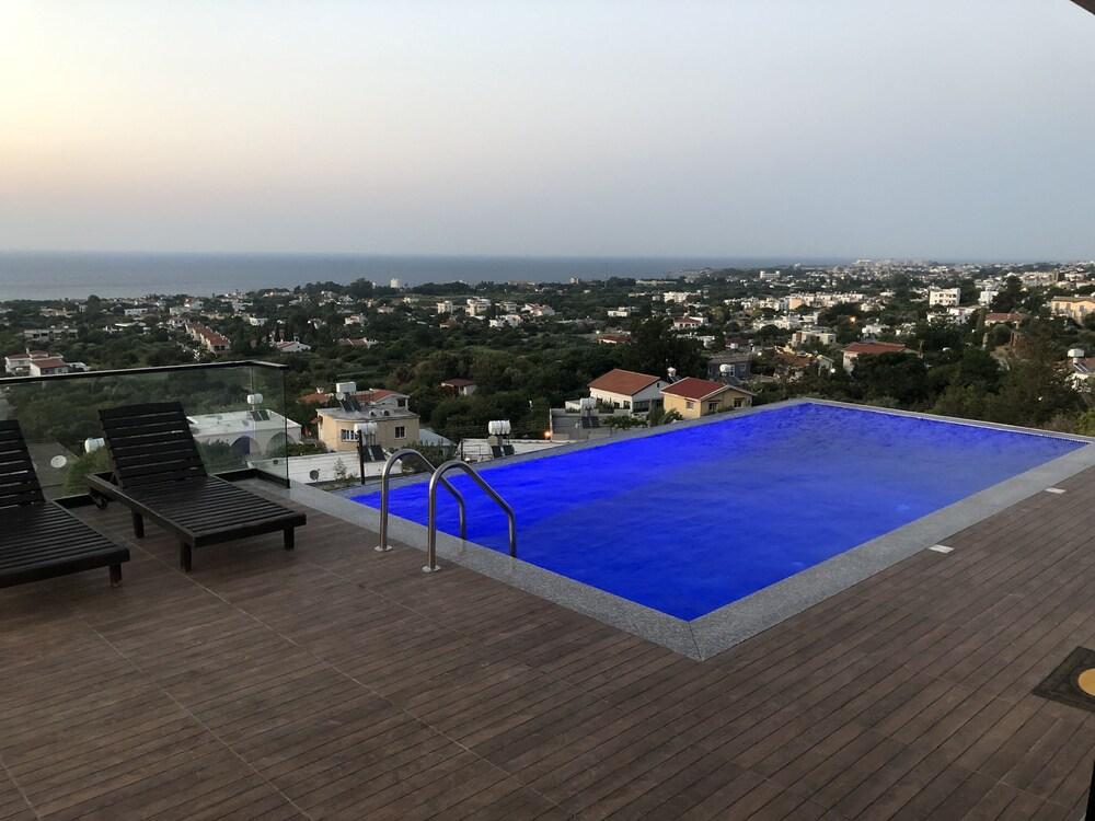Ultra Lux Sea View Villa in Kyrenia - Pool