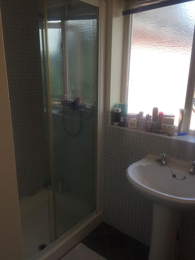 هوم أواي فروم هوم - Bathroom Shower