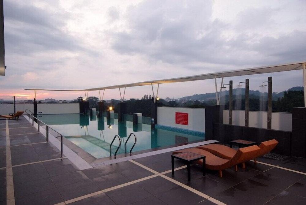 Flemington Hotel - Rooftop Pool