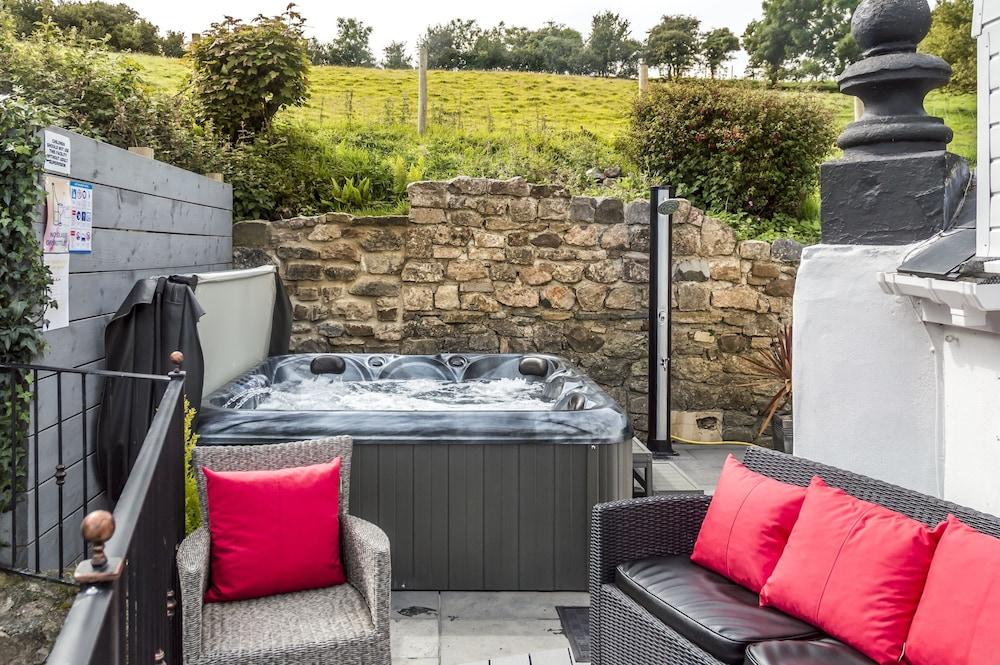 The Coach House- 3 Bedroom Holiday Home - Private Spa Tub