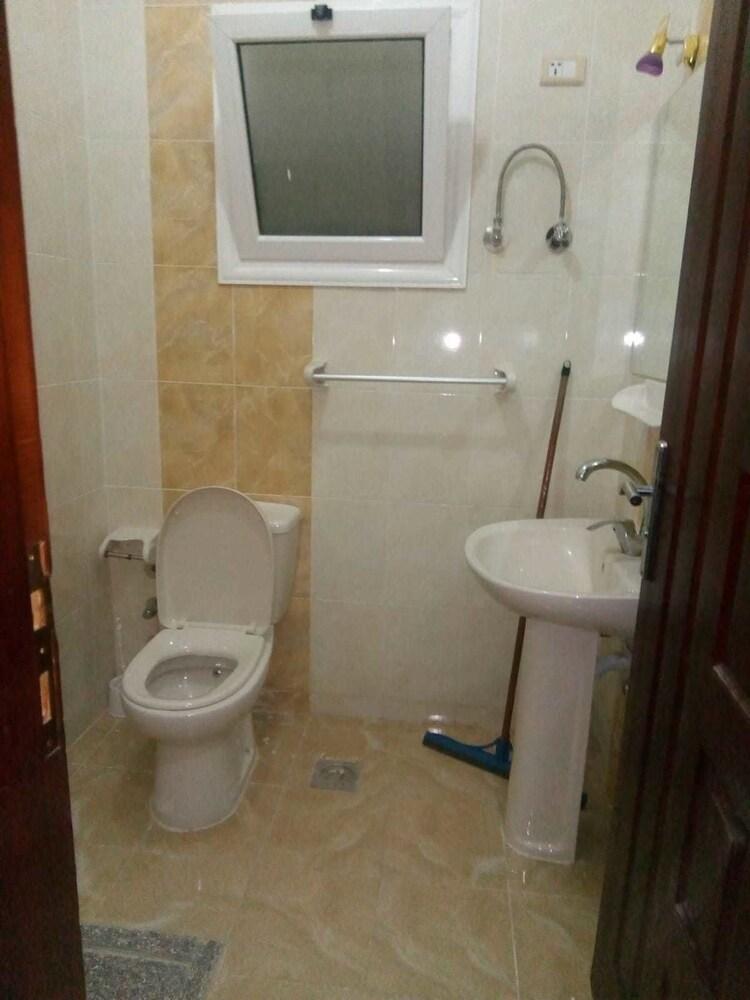 Mousa Apartment - Bathroom