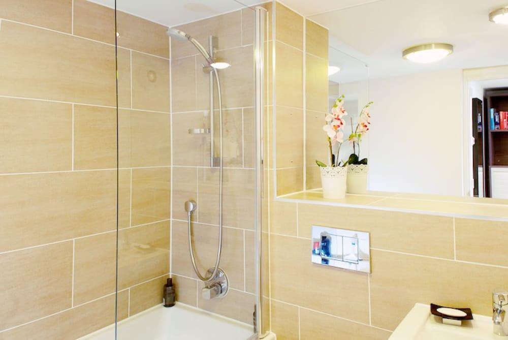Charming Apartments Edinburgh - Bathroom