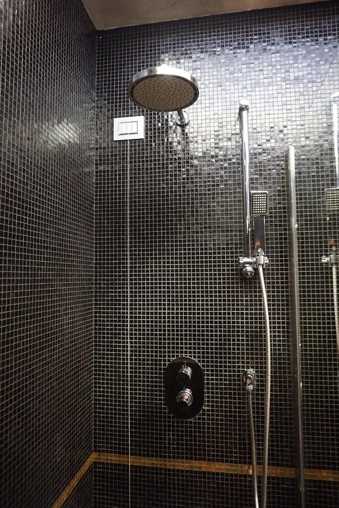 جولد بوتيك أبارتمنتس - Bathroom Shower
