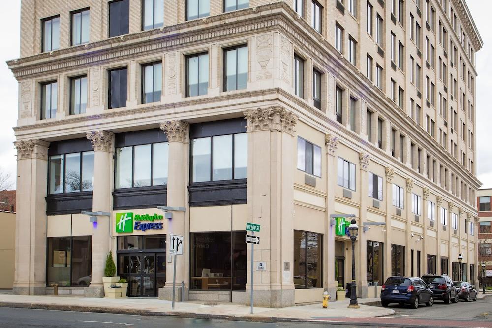 Holiday Inn Express Springfield Downtown, an IHG Hotel - Featured Image