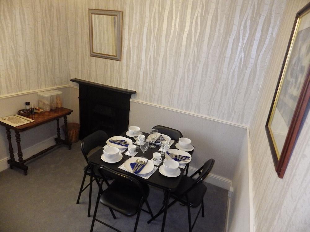 Ryvington Apartments - In-Room Dining