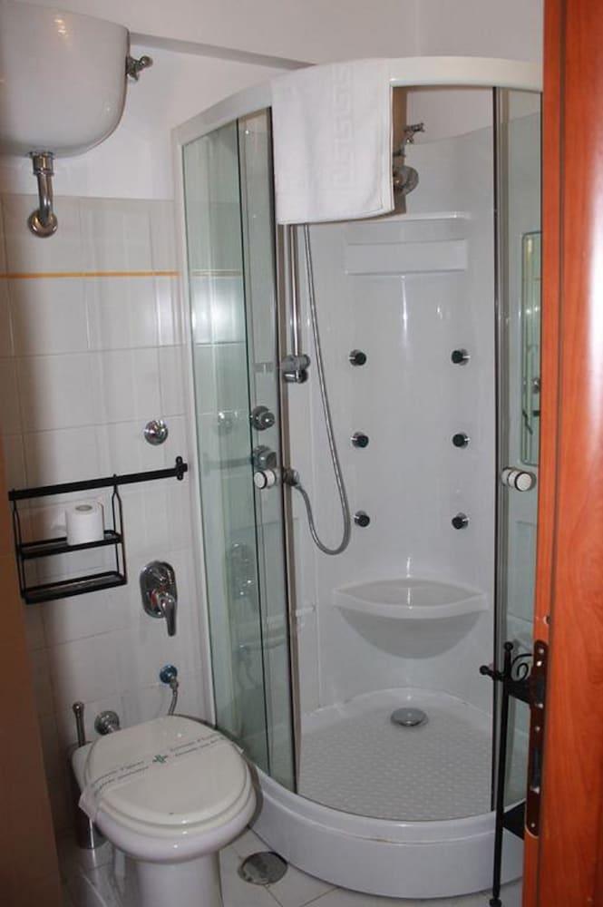 Aga Guesthouse - Bathroom