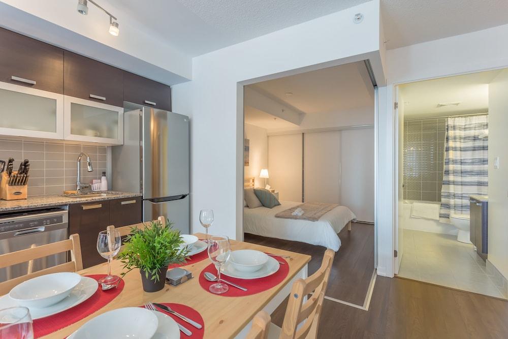 AOC Suites - Luxury Condo - City View - In-Room Dining