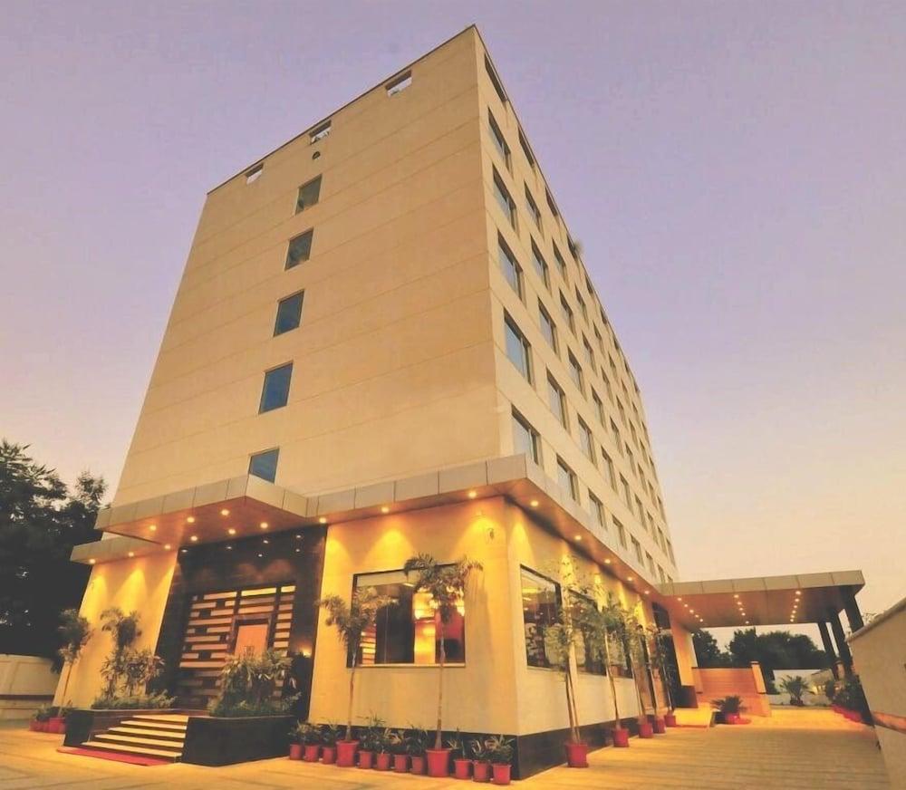 Hotel Marigold Jaipur - Featured Image