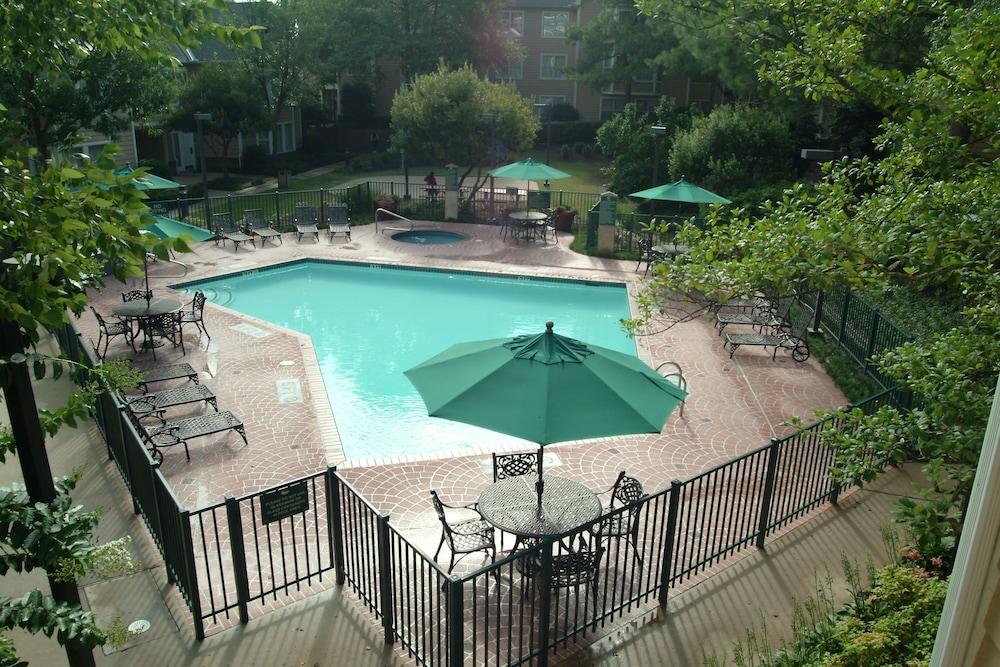 Poplar Inn and Suites - Outdoor Pool