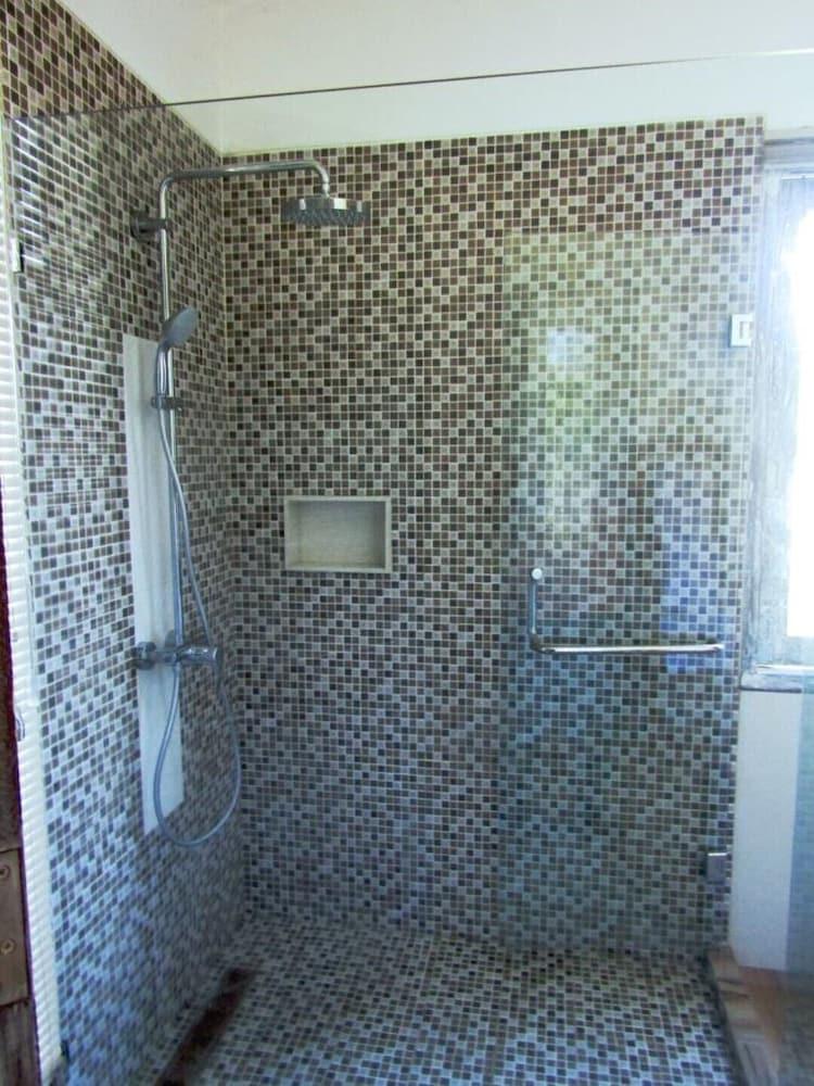 Xanadu Villa - Bathroom Shower