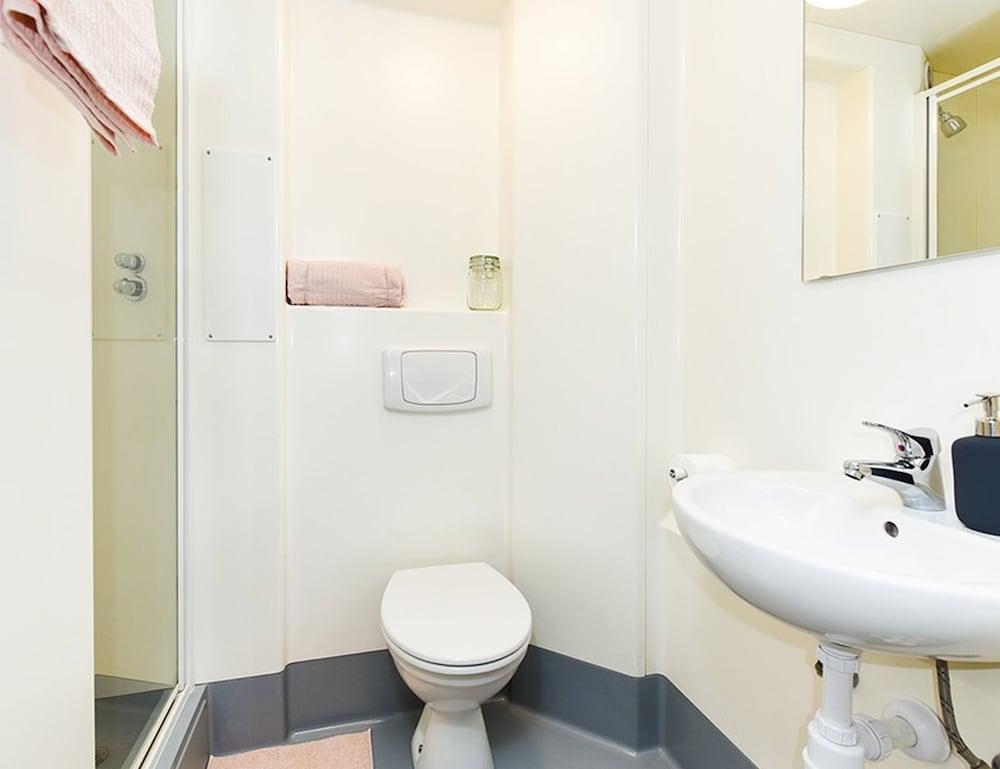 Lady Nicolson Court - Campus Accommodation - Bathroom