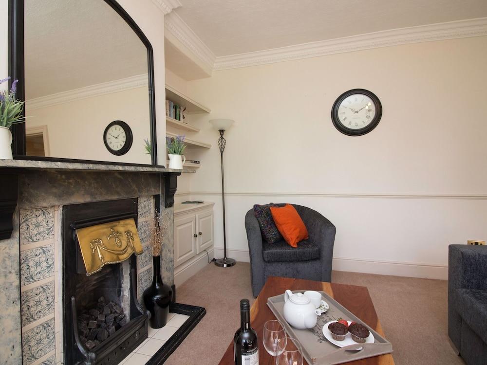 Garden View Apartment in Chatsworth near Chatsworth House - Living Room