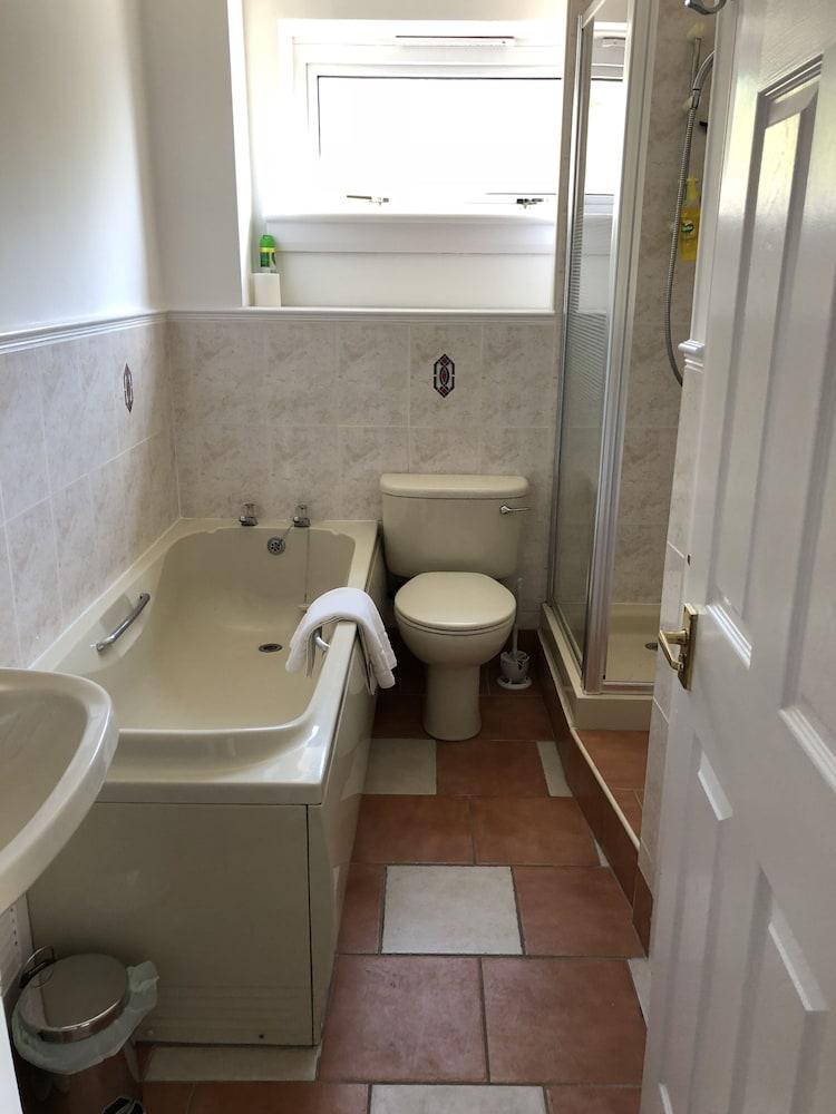 Dysart Sea View Apartment - Bathroom