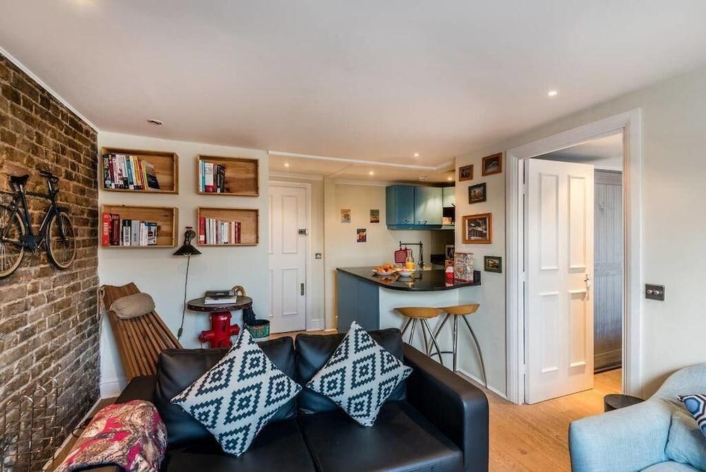 Lovely 1BR Flat Walk to Hyde Park - Living Area