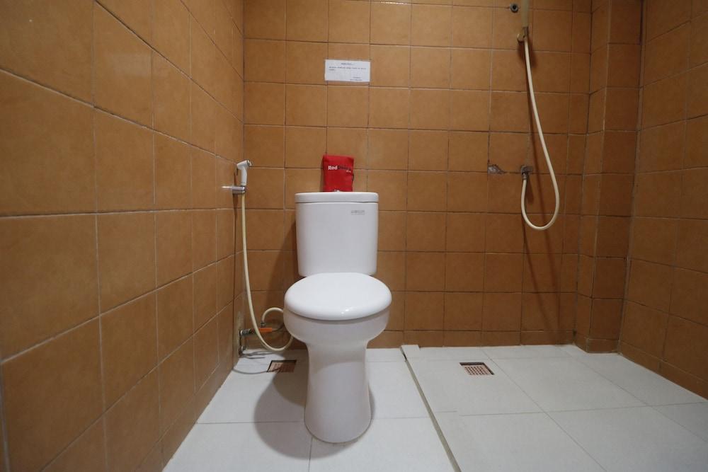 RedDoorz near Kartini Mall 2 Lampung - Bathroom