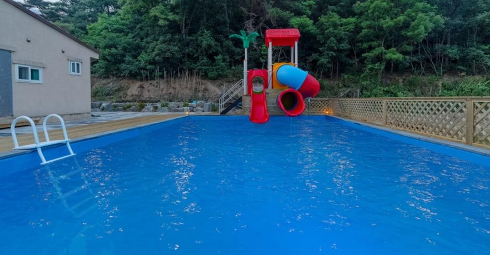 Gyeongju Woorinuri Pension - Outdoor Pool