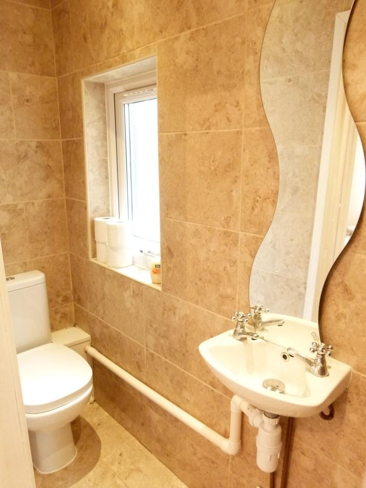 SS Property Hub - Family Apartment in Kensington - Bathroom