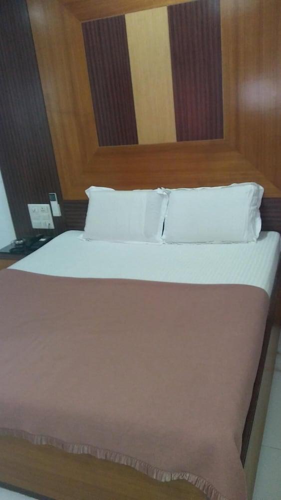 Hotel Rahul - Room