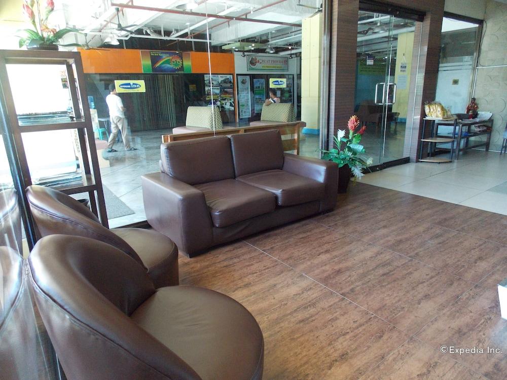 Riverside Inn - Lobby Sitting Area