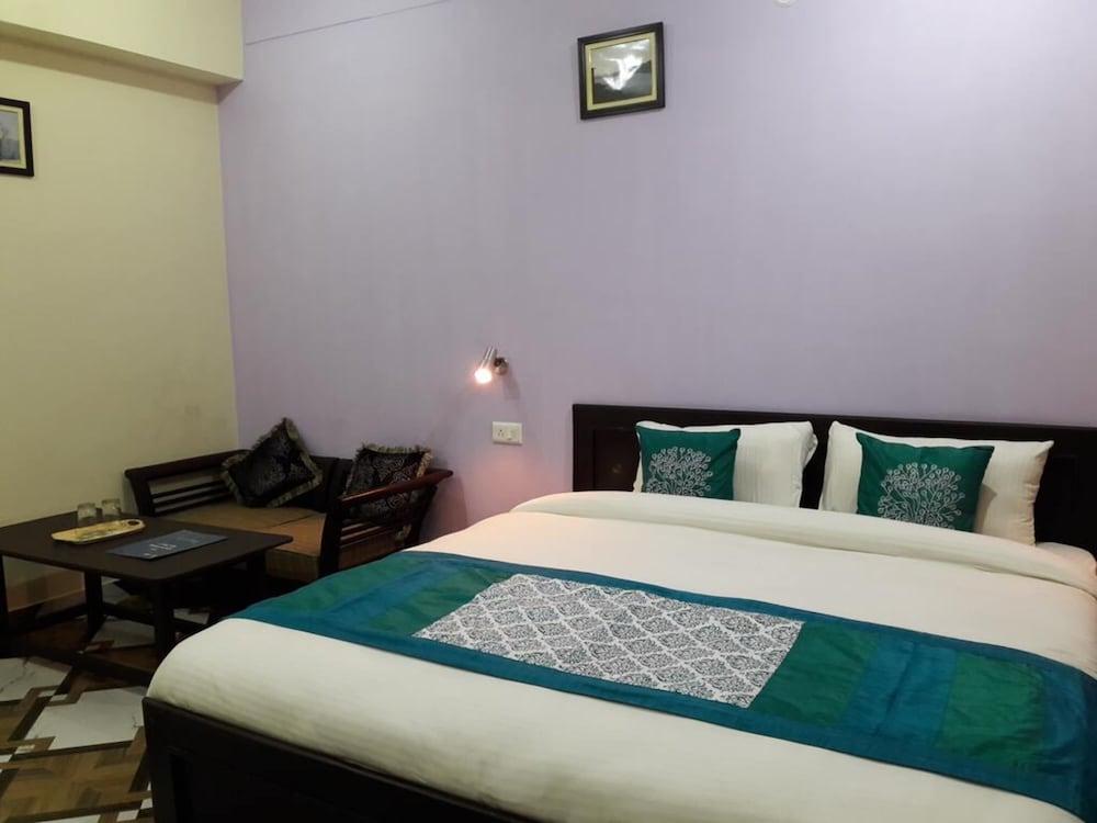 Hotel Avlokan - Near Kainchi Dham Mandir - Room